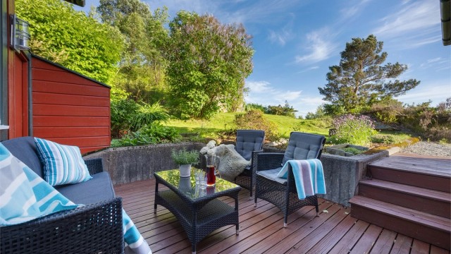 Lun og usjenert terrasse med god plass til hagemøbler.
