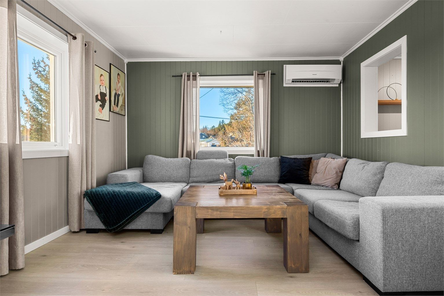 Man har god plass til både sofagruppe og tilhørende TV-møblement samt stor spisegruppe.