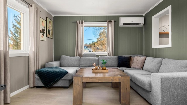 Man har god plass til både sofagruppe og tilhørende TV-møblement samt stor spisegruppe.