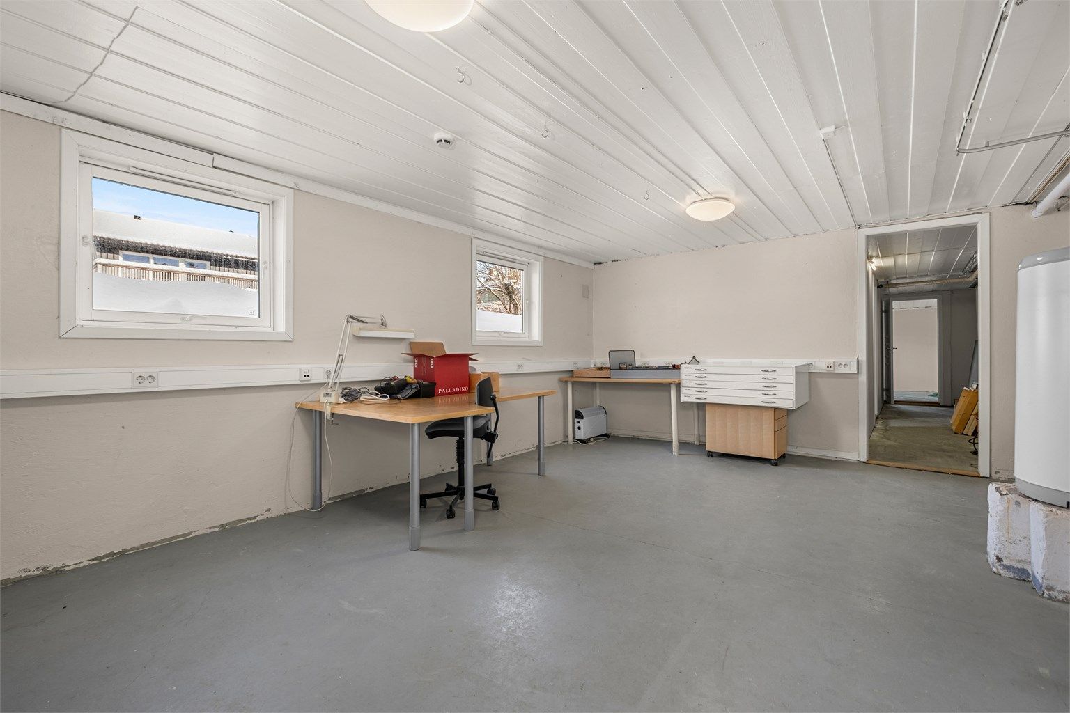 Kjellerens høyre halvdel er i opprinnelige tegninger ikke utgravd. Det foreligger ikke søknad eller godkjenning på utgraving av den del av kjelleren og følgelig heller ikke innredning av denne. Kjøper overtar alt ansvar, eventuell kostnad og risiko. 