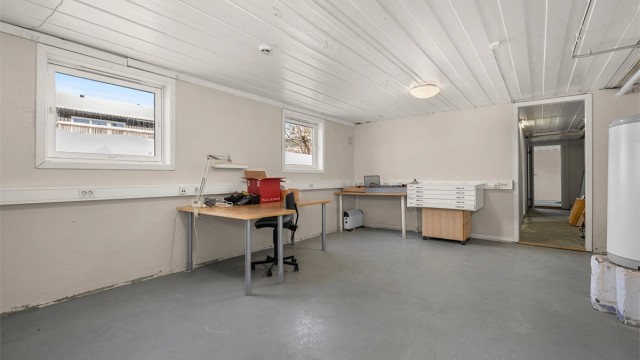 Kjellerens høyre halvdel er i opprinnelige tegninger ikke utgravd. Det foreligger ikke søknad eller godkjenning på utgraving av den del av kjelleren og følgelig heller ikke innredning av denne. Kjøper overtar alt ansvar, eventuell kostnad og risiko.