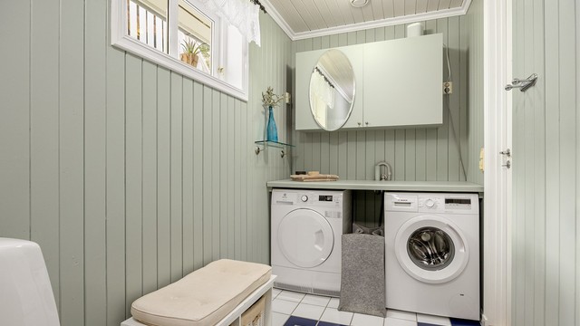 Praktisk opplegg for vaskemaskin og tørketrommel på badet.