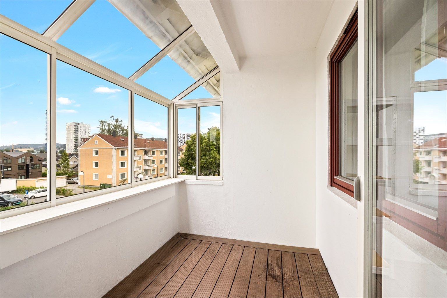 Leiligheten har to balkonger, inkludert denne sørøstvendte og innglassede som forlenger sesongen.
Foto: Borghagen Foto