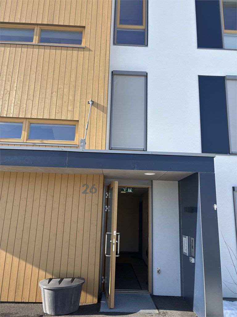 Inngangsparti til Guri Øverbys Veg 26.