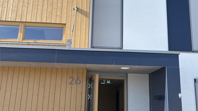 Inngangsparti til Guri Øverbys Veg 26.
