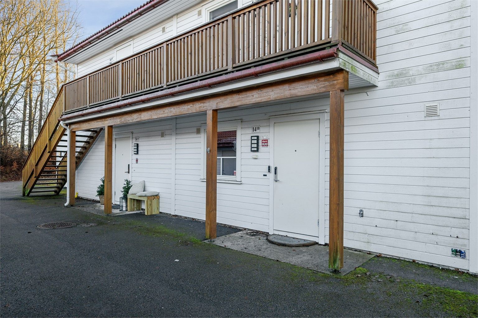 Leiligheten er gjennomgående i bygget og har alt på en flate. Her har du lett tilgjengelig beliggenhet på bakkeplan og gode lagringsmuligheter.