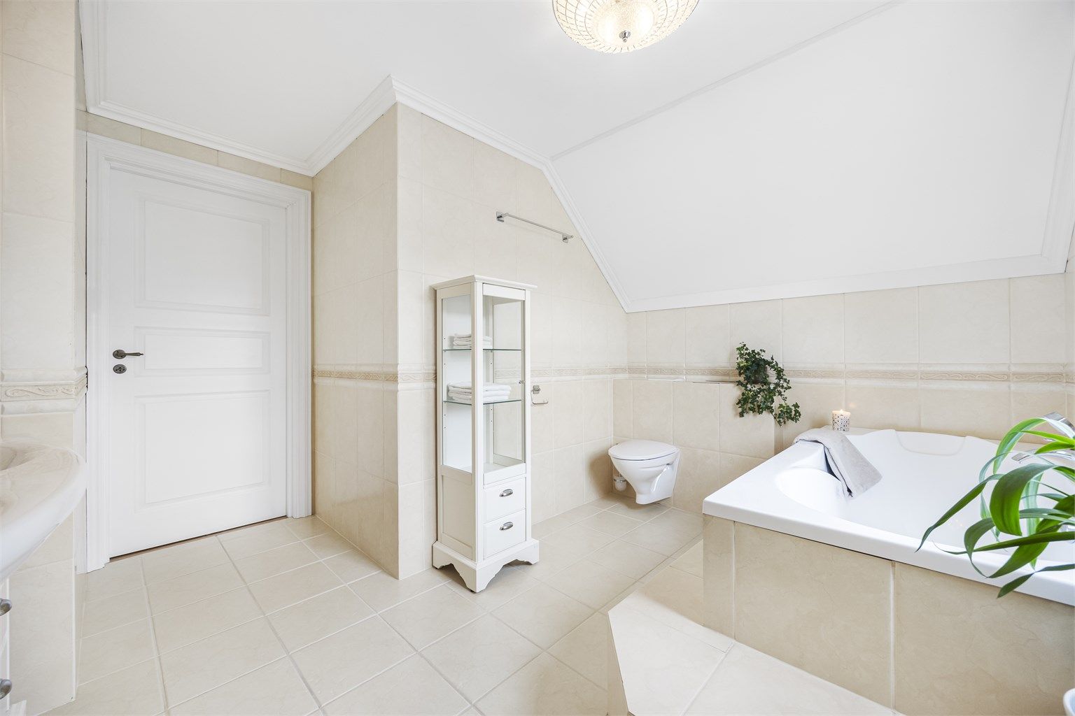 Badet er fra byggeåret og har også et vegghengt toalett.