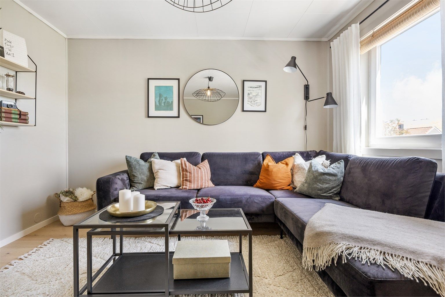 Stuen har god plass til en romslig sofagruppe for hele familien.