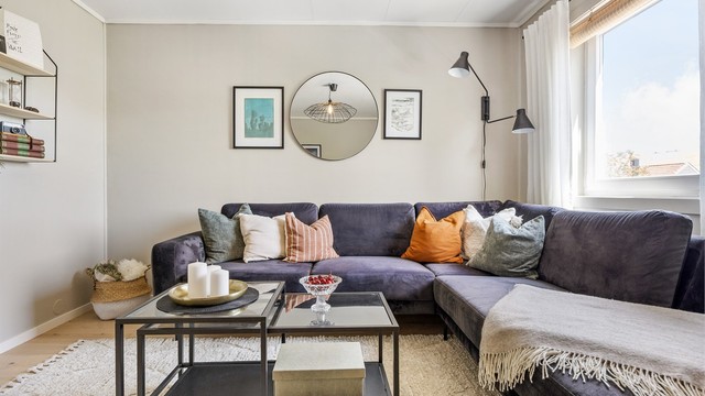 Stuen har god plass til en romslig sofagruppe for hele familien.