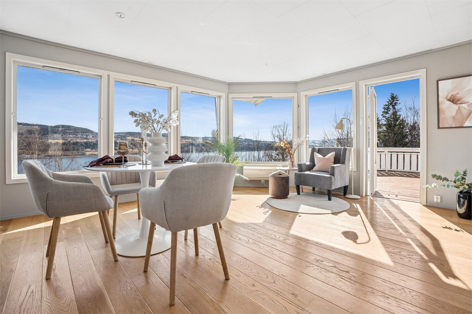 Fleksibel planløsning med blant annet kjøkken, bad og soverom i begge etasjer, samt egen inngang i begge plan.