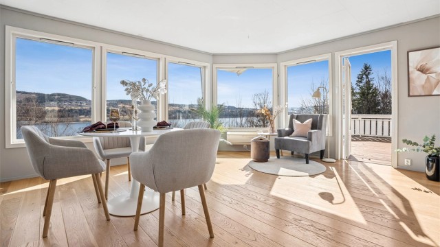 Fleksibel planløsning med blant annet kjøkken, bad og soverom i begge etasjer, samt egen inngang i begge plan.