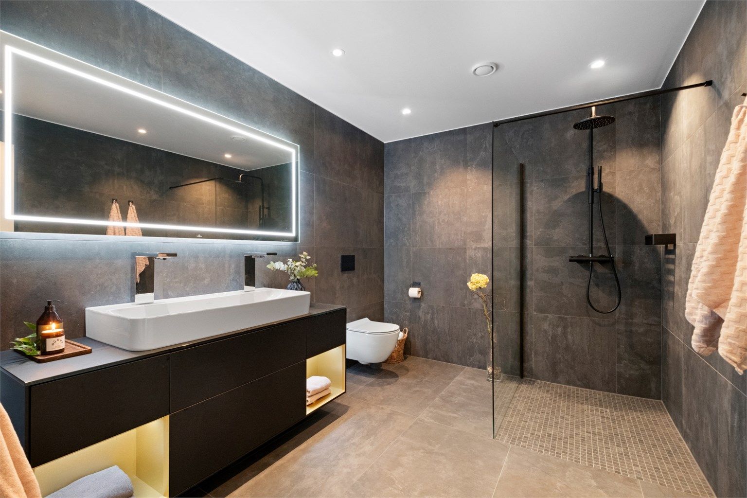 Bad nr. 2 mot øst har dusjnisje med glassvegg og vegghengt dusjarmatur med hånddusj og regndusj