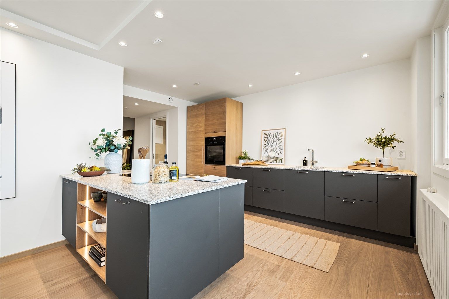 Kjøkkenet er utstyrt med slitesterke benkeplater i kompositt og rikelig med skapplass.