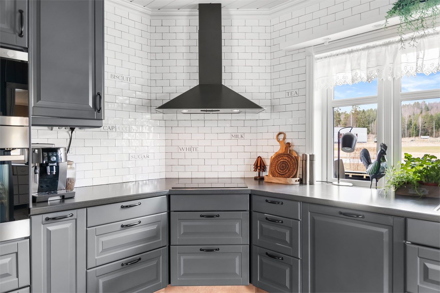 Lekkert kjøkken med kvalitets-innredning. 