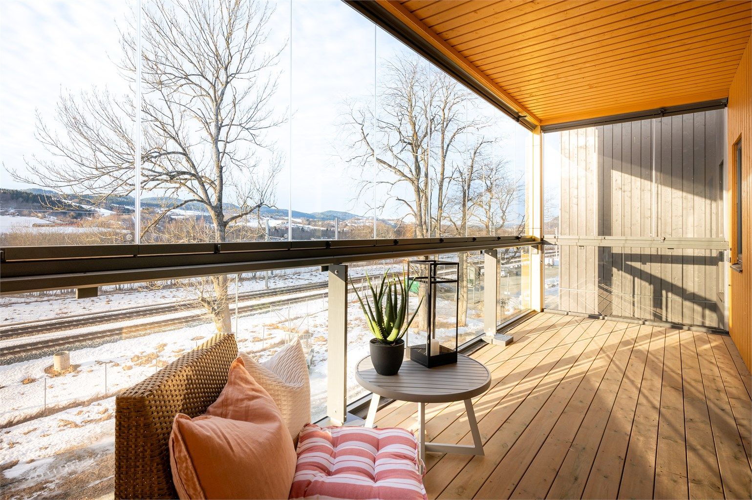 Stor privat vestvendt veranda på ca 12,5 kvm. Innglassingen er fleksibel og kan skyves til side om du vil ha alt åpent