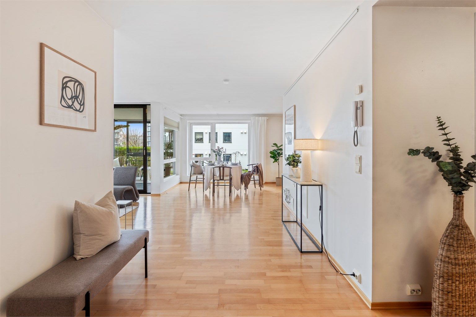 Fra gangen åpner leiligheten seg opp mot stue og kjøkken.