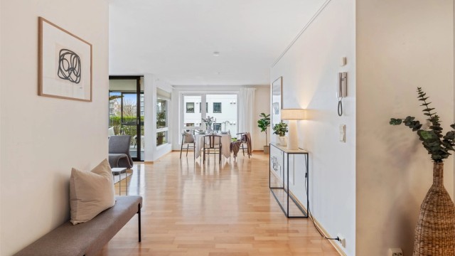 Fra gangen åpner leiligheten seg opp mot stue og kjøkken.