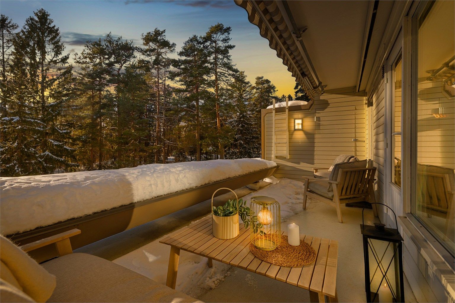 Uteplassen er godt skjermet og privat.