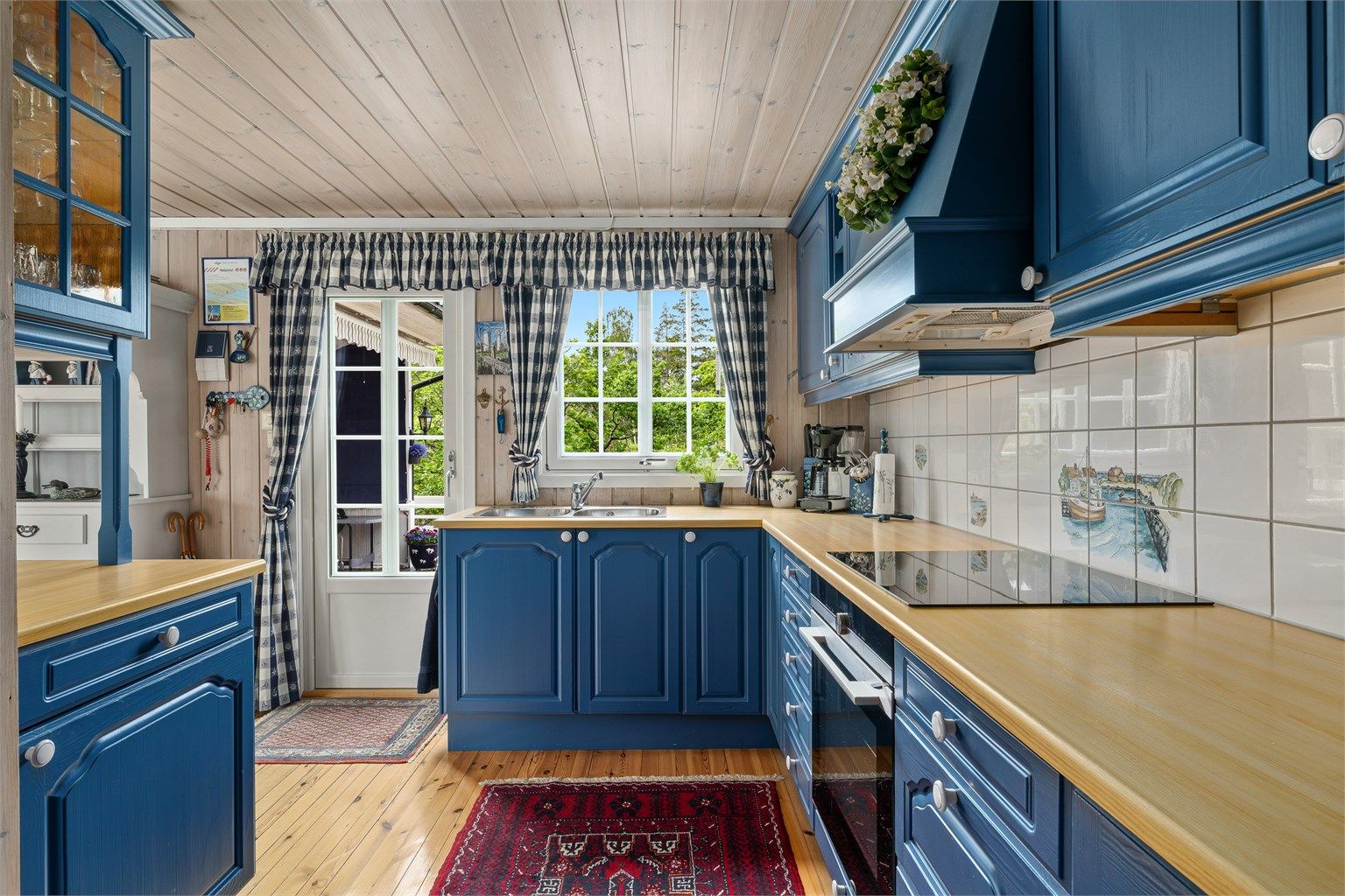 Fra kjøkkenet er det utgangsdør slik at du kan gå rett på terrassen.