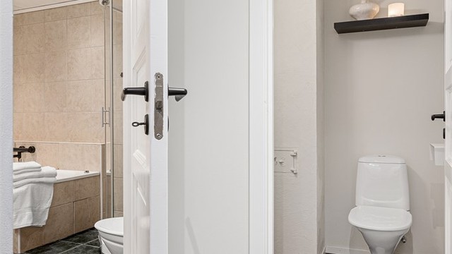 Gjestewc ligger ved siden av bad.