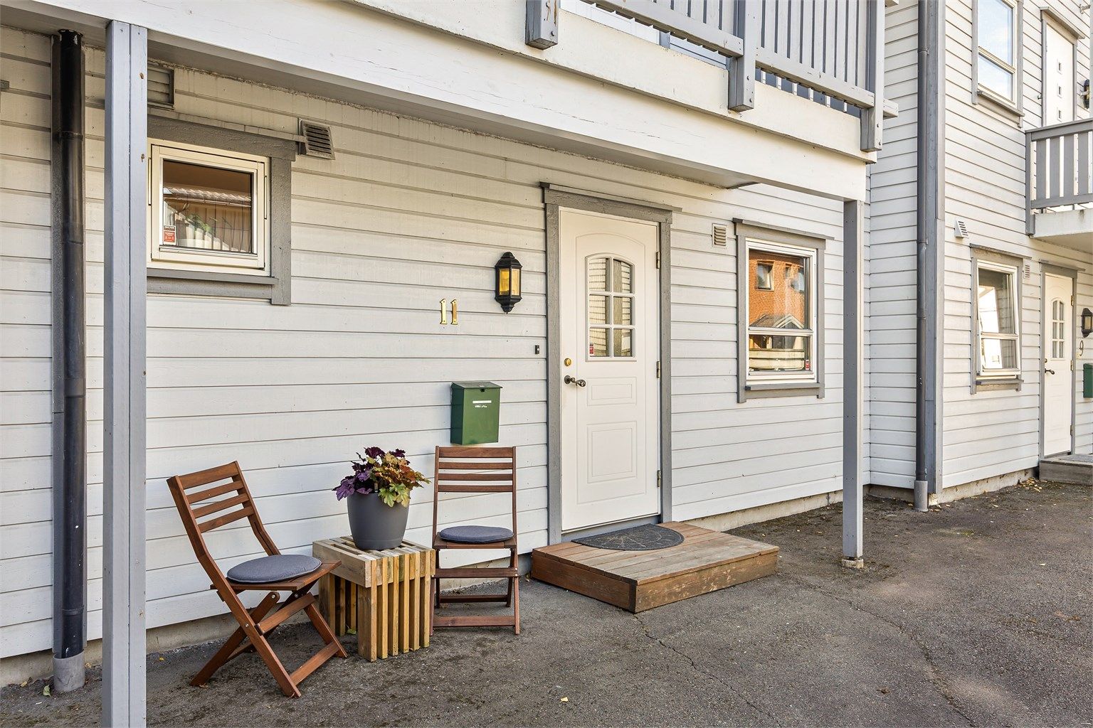 Eget utvendig, overbygget inngangsparti i 1. etasje.