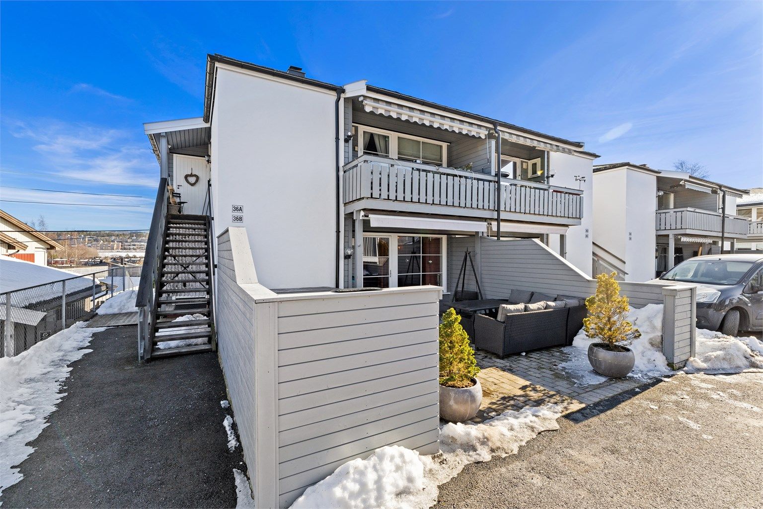 Sameiet består av 16 boligseksjoner i et rolig og etablert nabolag. 