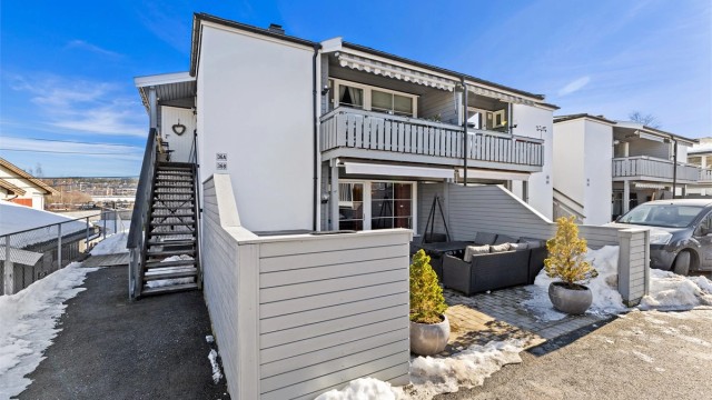 Sameiet består av 16 boligseksjoner i et rolig og etablert nabolag.