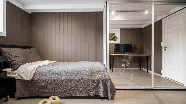 Rommet har god plass til både seng og arbeidsplass, og er utstyrt med garderobeskap med speilfronter. Rommet er ikke godkjent for varig opphold.