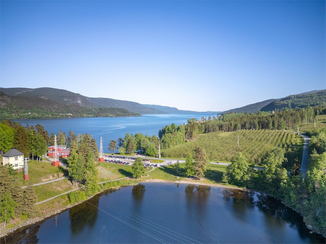 Eikeren med Fiskumvannet er 20 km lang, inntil 2,5 km bred og inntil 158 m dyp. Dybden gjør at isen først legger seg på seinvinteren. Dette bidrar til milde vintre, og er en årsak til at gårdene rundt Eikeren er et viktig område for fruktdyrkning