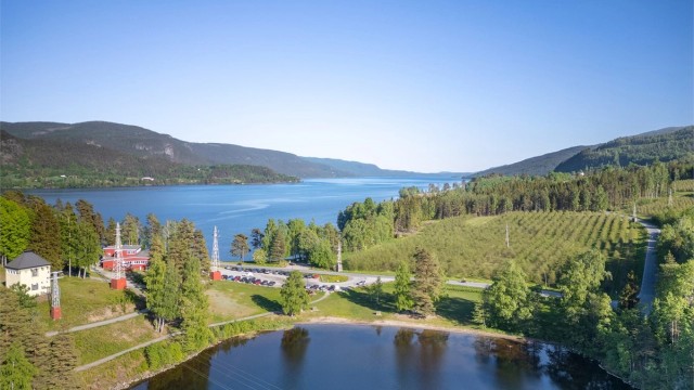 Eikeren med Fiskumvannet er 20 km lang, inntil 2,5 km bred og inntil 158 m dyp. Dybden gjør at isen først legger seg på seinvinteren. Dette bidrar til milde vintre, og er en årsak til at gårdene rundt Eikeren er et viktig område for fruktdyrkning