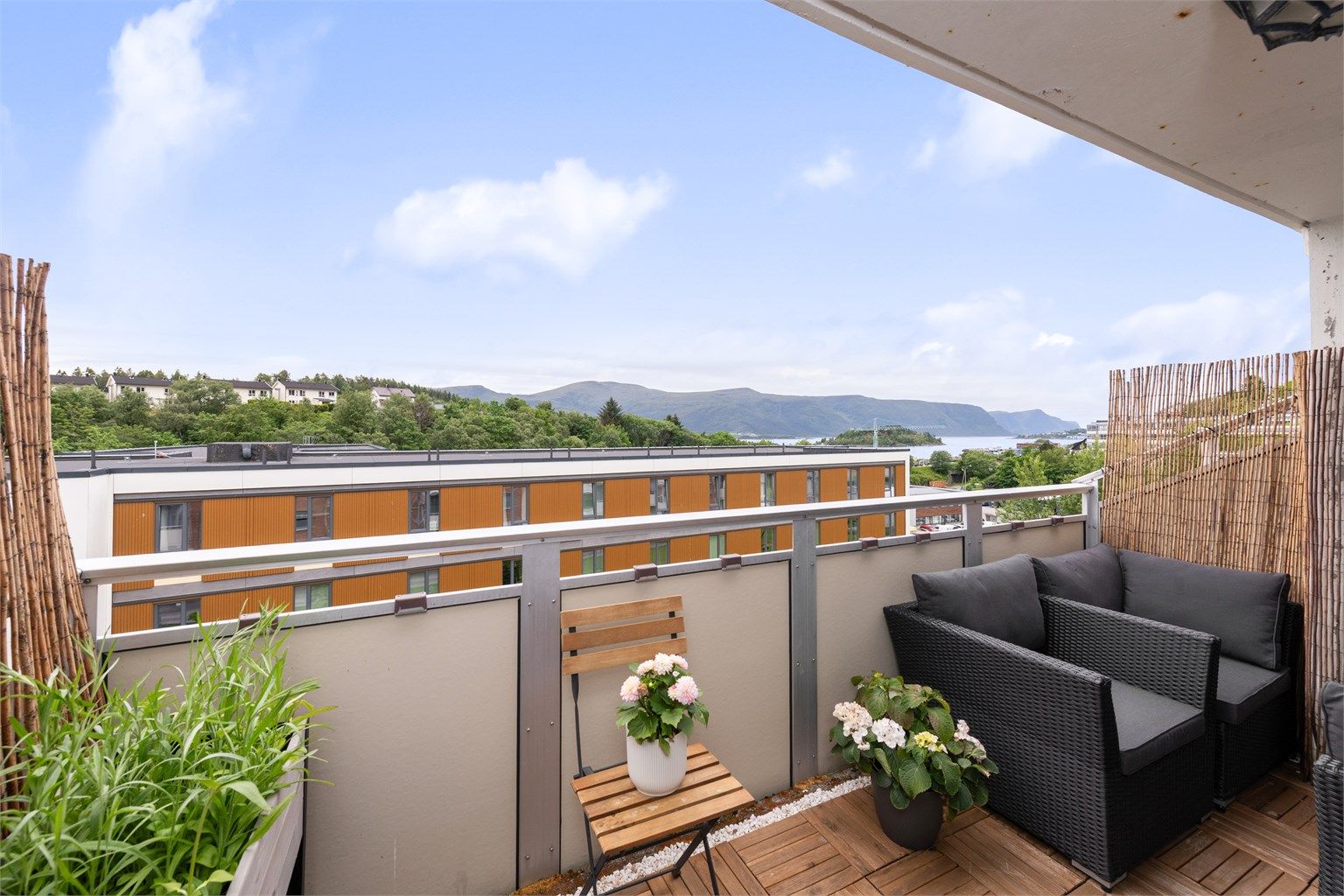 Solrik balkong med utsikt. Utgang fra stue. Balkongen er delvis overbygd