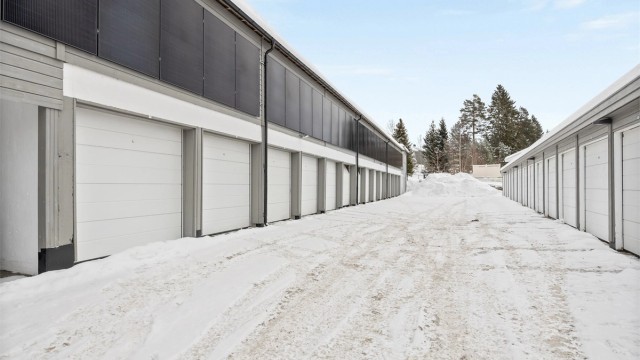 Det medfølger en disponibel garasjeplass på ca. 13 kvm i felles garasjerekke med automatisk portåpner