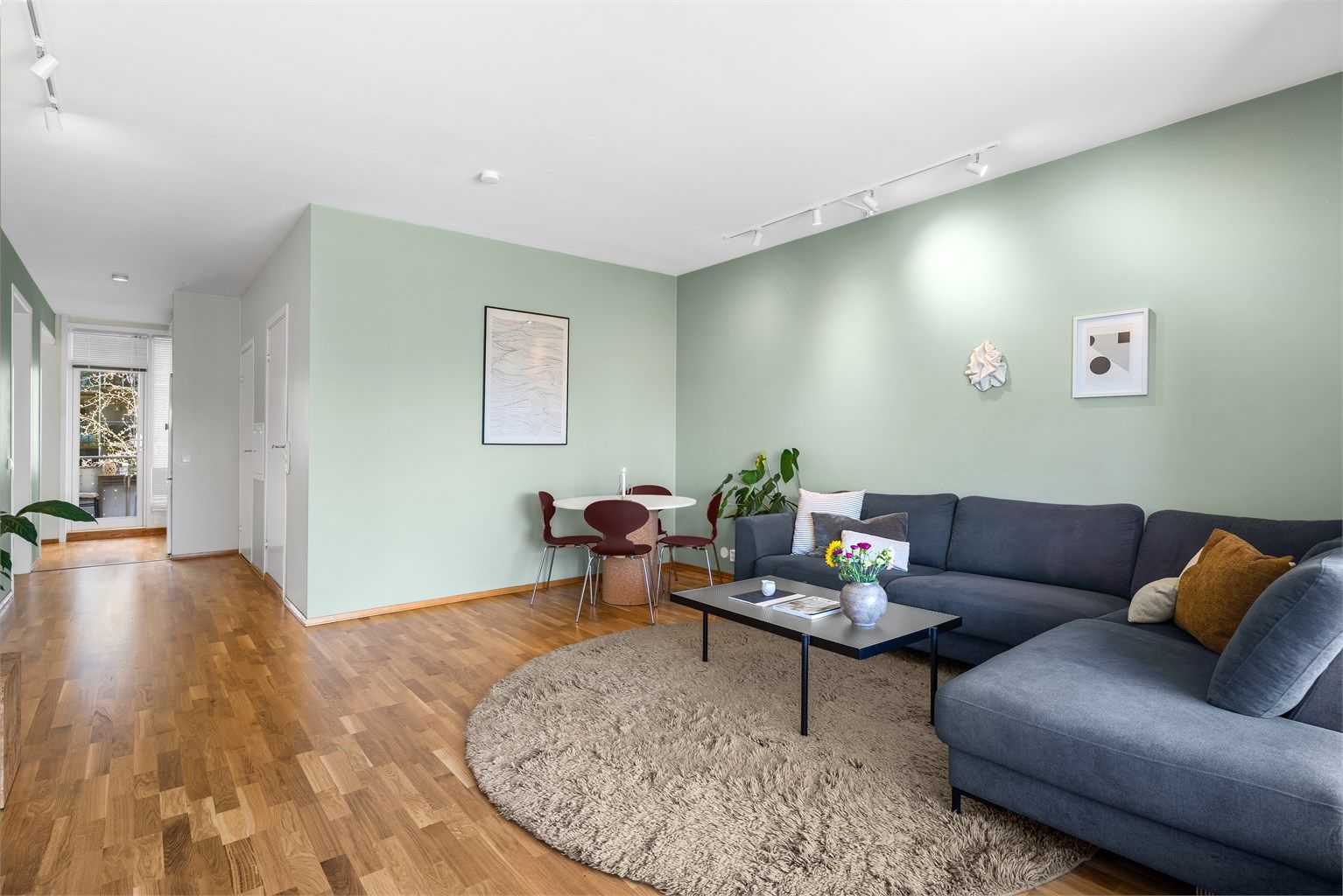 Svært delikat og innbydende stue. Med sin gode romfordeling og store vindusflater. God takhøyde på 2,65m.