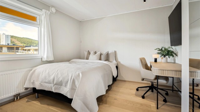 Leiligheten har et soverom med plass til seng og skrivebord.