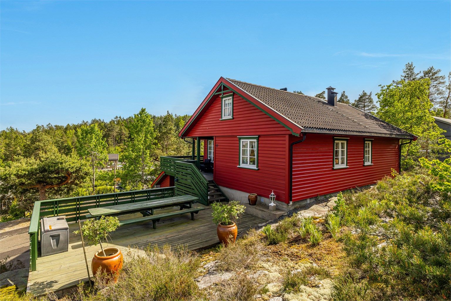Terrassen som ligger på nordsiden av hytta har plass til et skikkelig langbord.