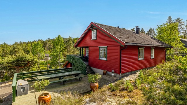 Terrassen som ligger på nordsiden av hytta har plass til et skikkelig langbord.