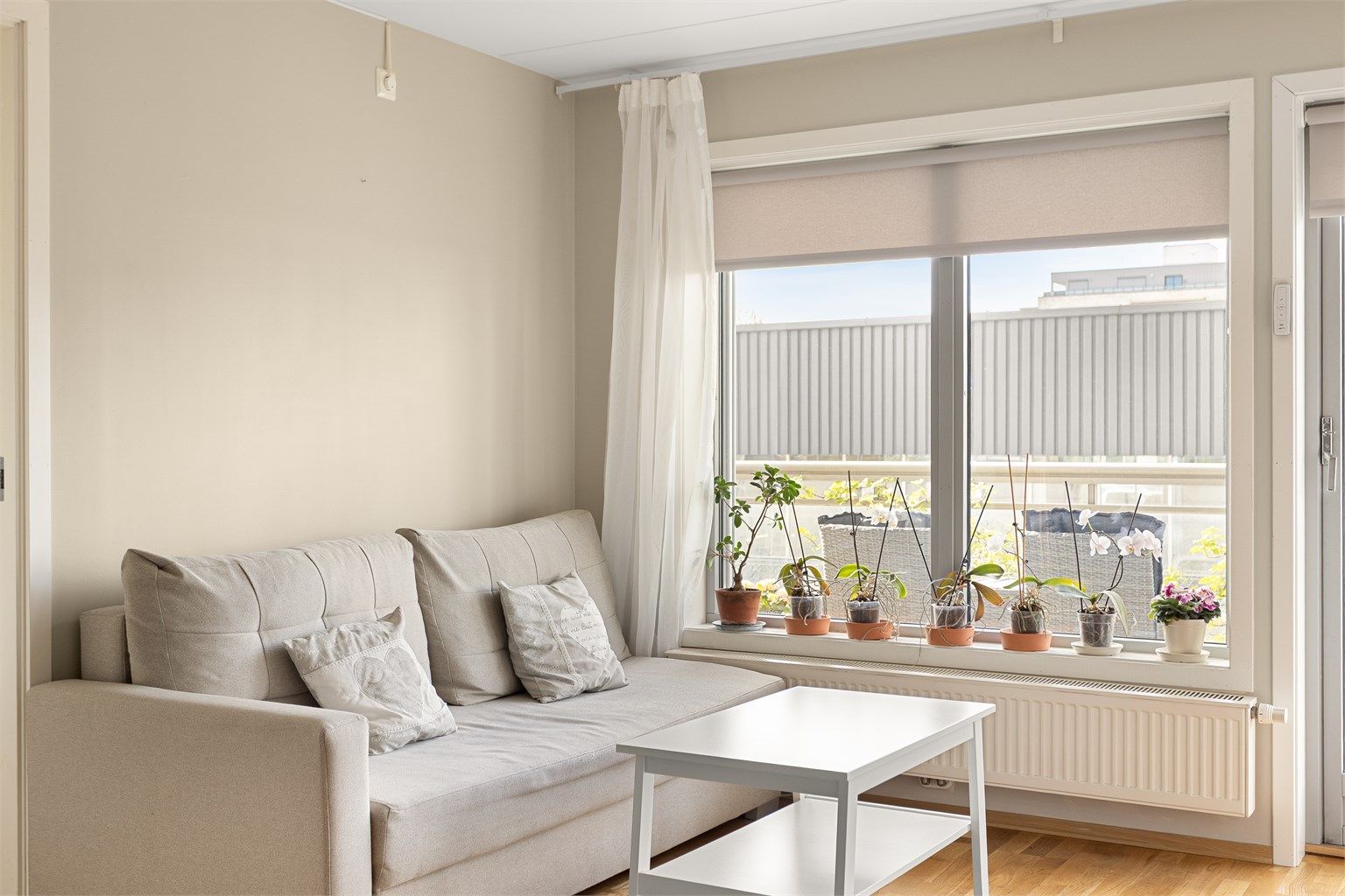 Gjennomgående 3-stavs parkett på gulv og malte veggflater gir et helhetlig og lyst inntrykk.