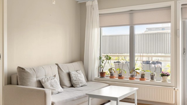 Gjennomgående 3-stavs parkett på gulv og malte veggflater gir et helhetlig og lyst inntrykk.