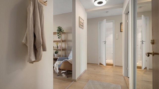 Velkommen inn! I gangen har du god plass til yttertøy i garderoben