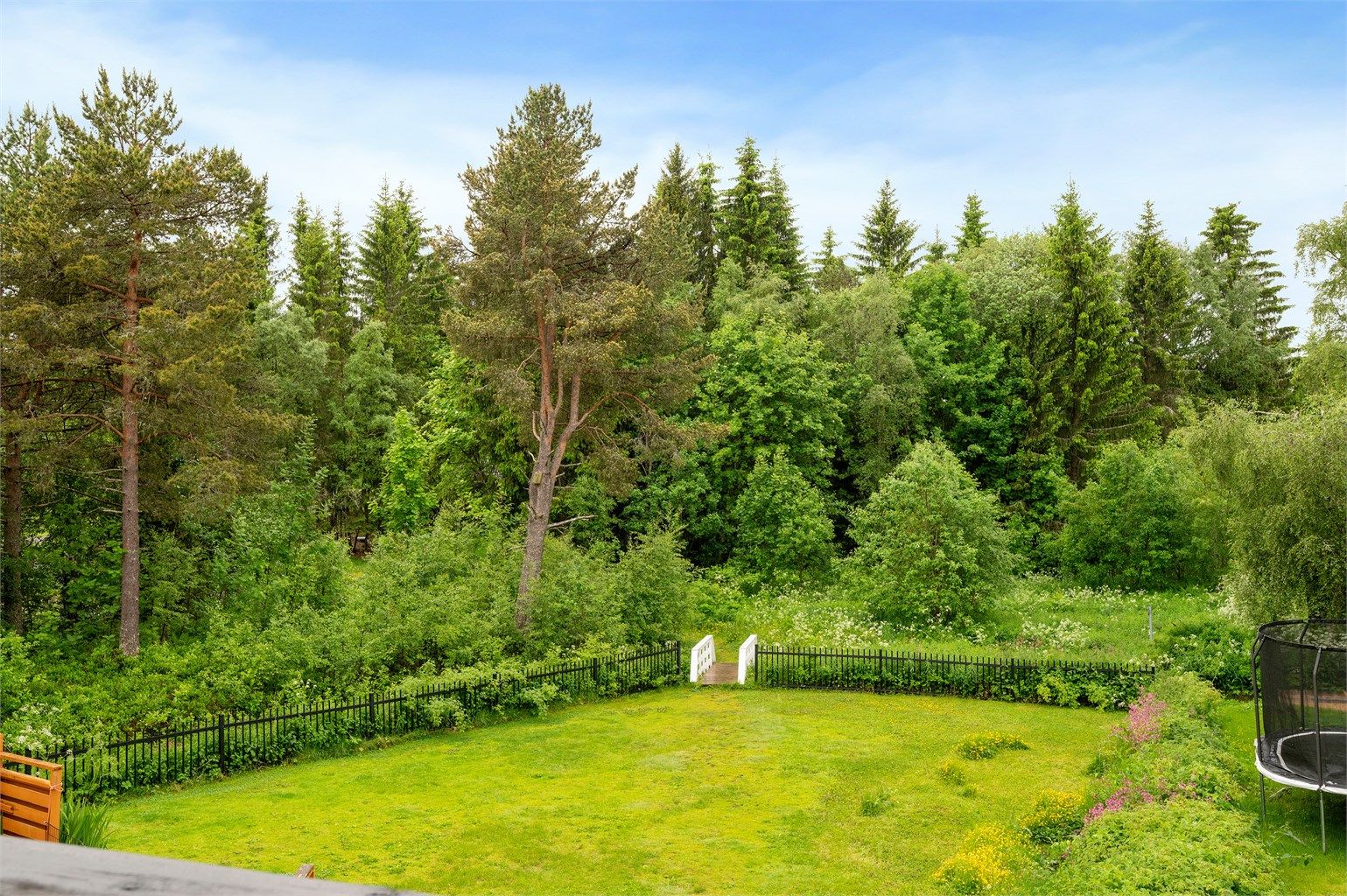 Leiligheten har en flott beliggenhet med utsikt mot grønne fellesområder og nærliggende skog. Umiddelbar tilgang til populære turområder som Kyvannet og Bymarka.