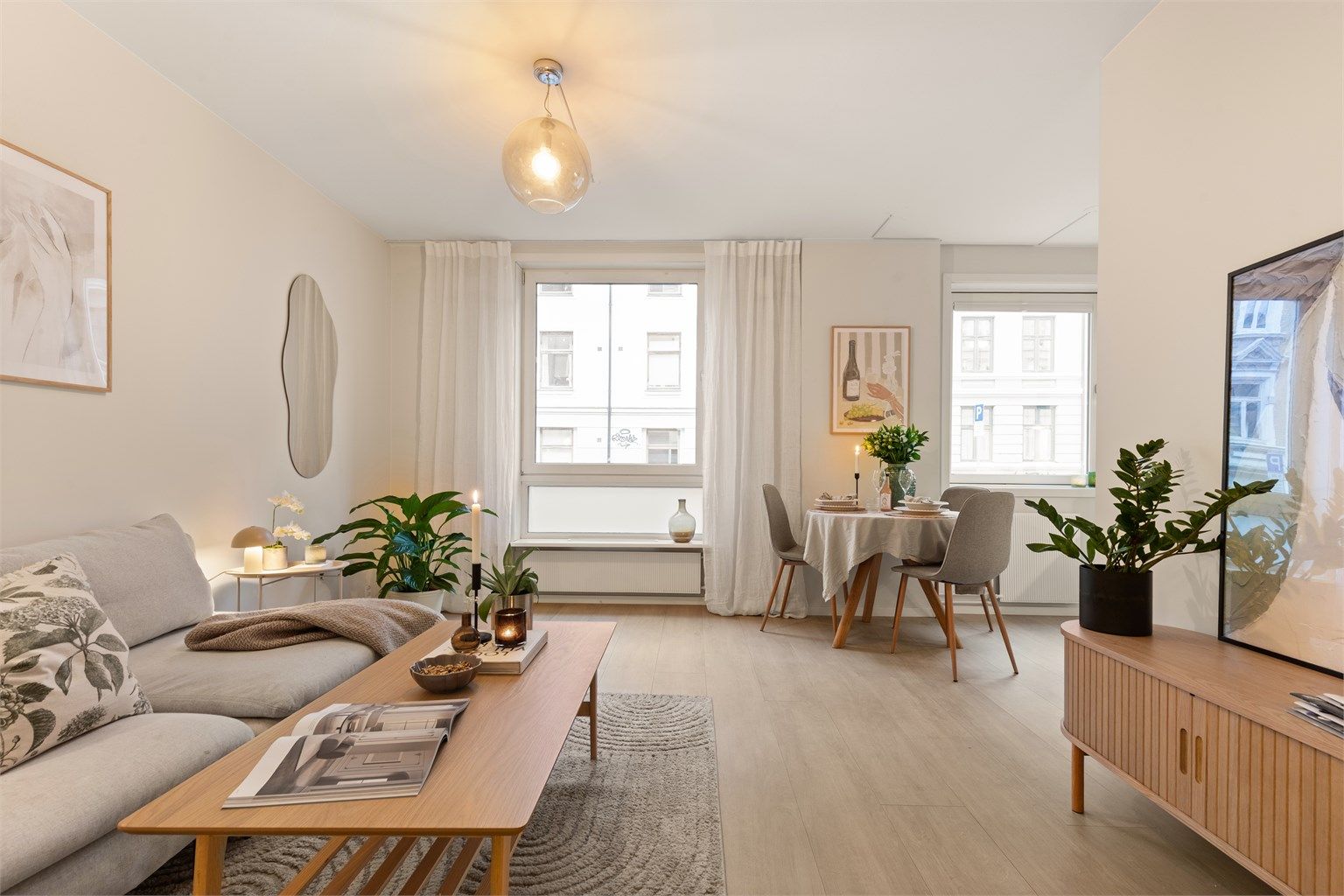 En lekker og innbydende leilighet med velholdte og tidløse overflater, en god planløsning og sentral beliggenhet på populære Grünerløkka. Foto: Alejandro Villanueva