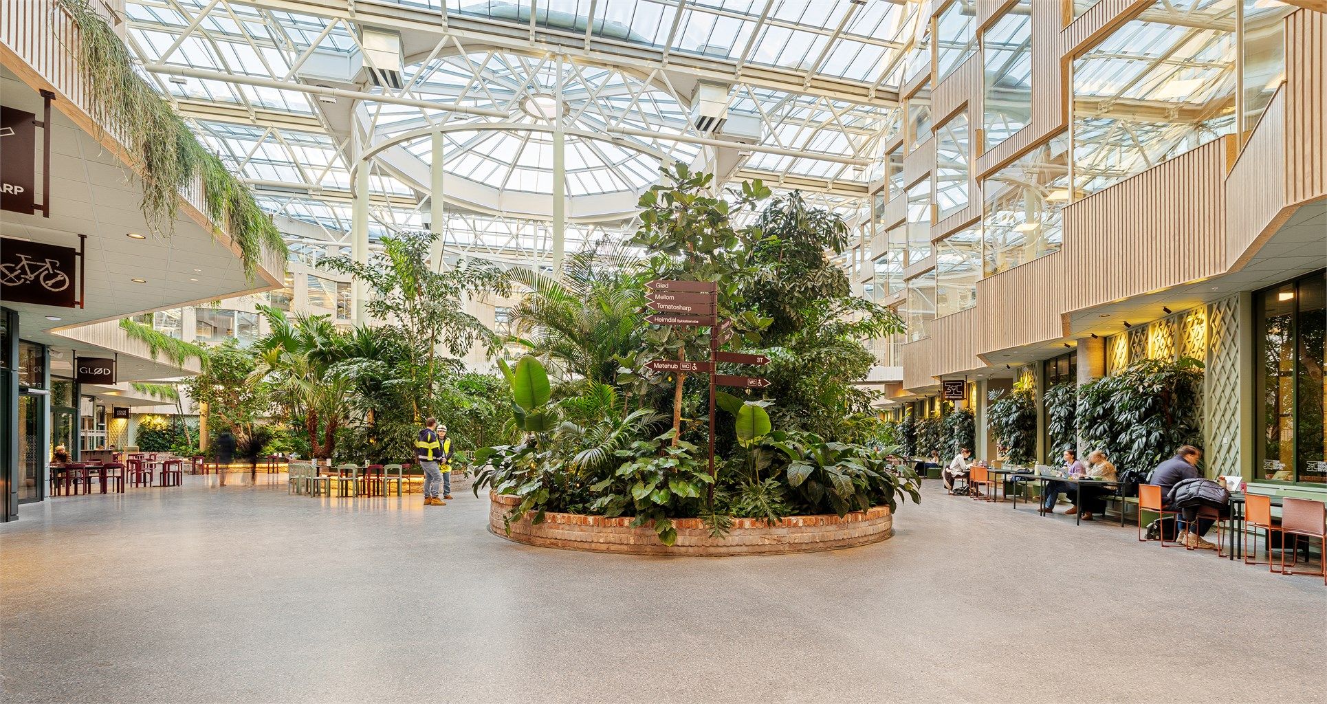 Teknobyen byr på et moderne og levende næringsmiljø med grønne fellesområder, møteplasser og caféer. Et attraktivt og urbant supplement til hverdagen – enten du studerer, jobber eller begge deler.