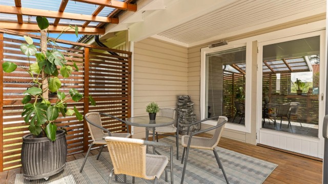 Den overbygde delen av terrassen er på ca. 13 m² og gir en lun uteplass.