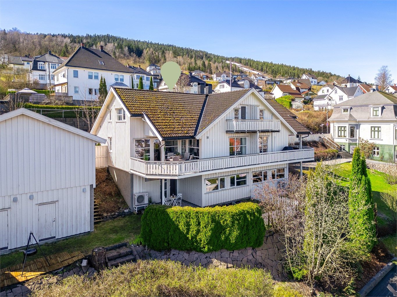 Stor og familievennlig halvpart av vertikaldelt 2-mannsbolig med 3 etasjer.
