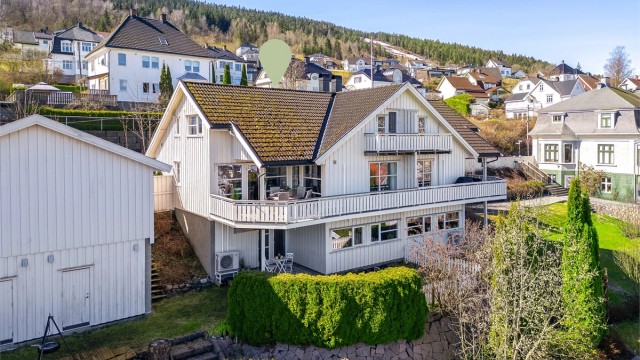 Stor og familievennlig halvpart av vertikaldelt 2-mannsbolig med 3 etasjer.