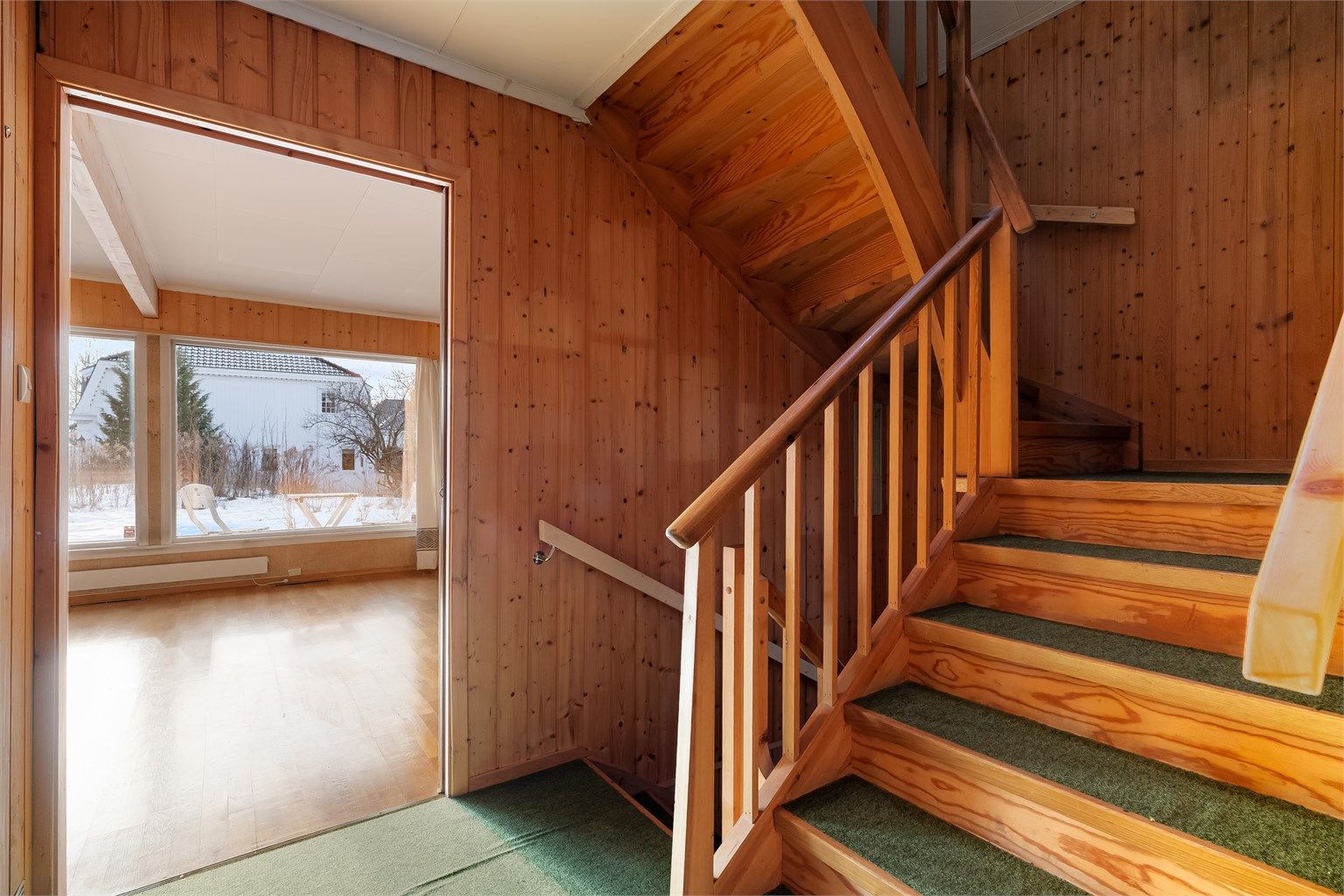 Sammenhengende trapp mellom de tre etasjene. 