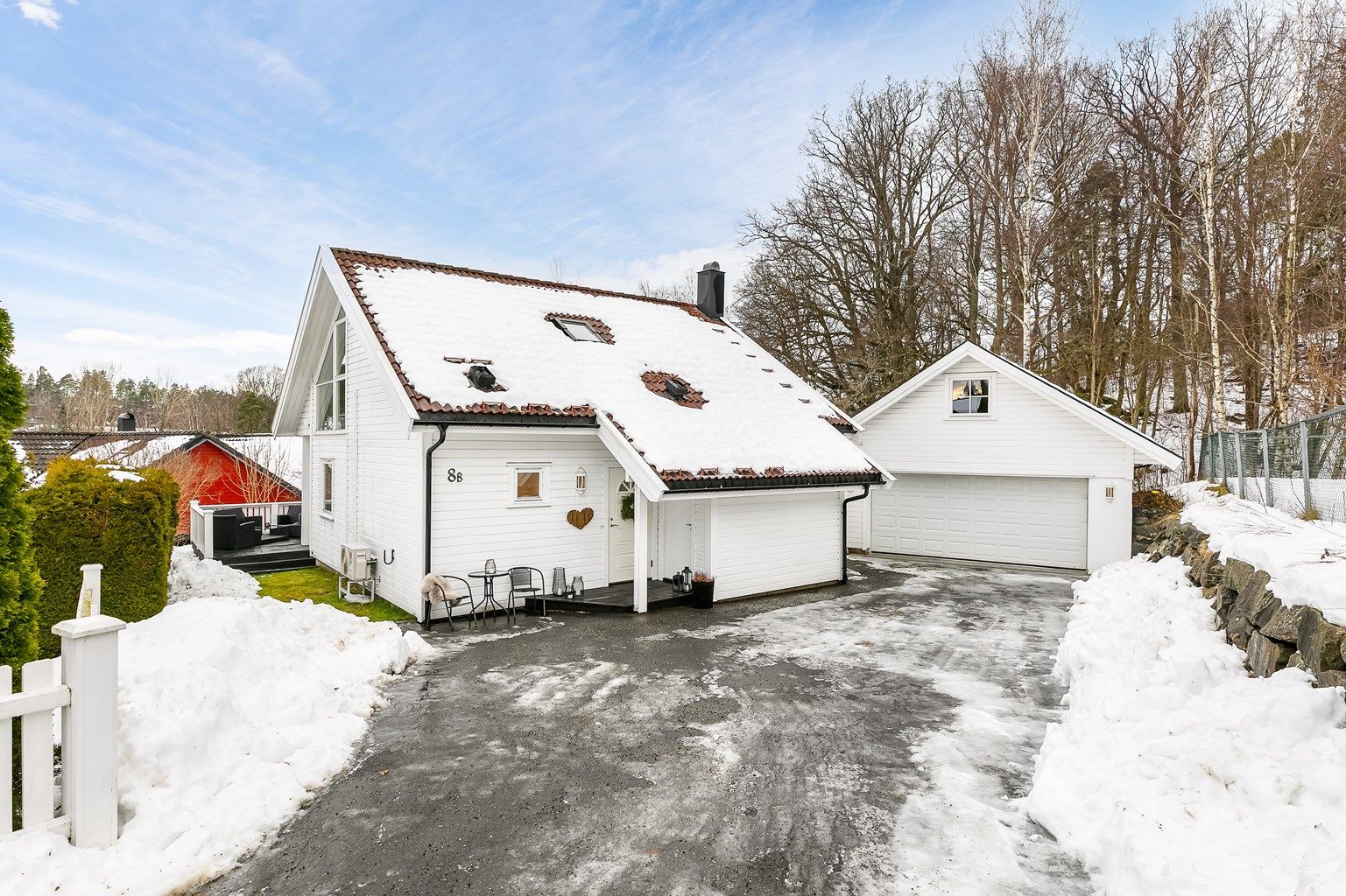 Luenbakken 8B formidles av Krogsveen.
Garasjen har eget sikringsskap med 3-fas og 3 kurser, og er tilrettelagt for billader på separat kurs.