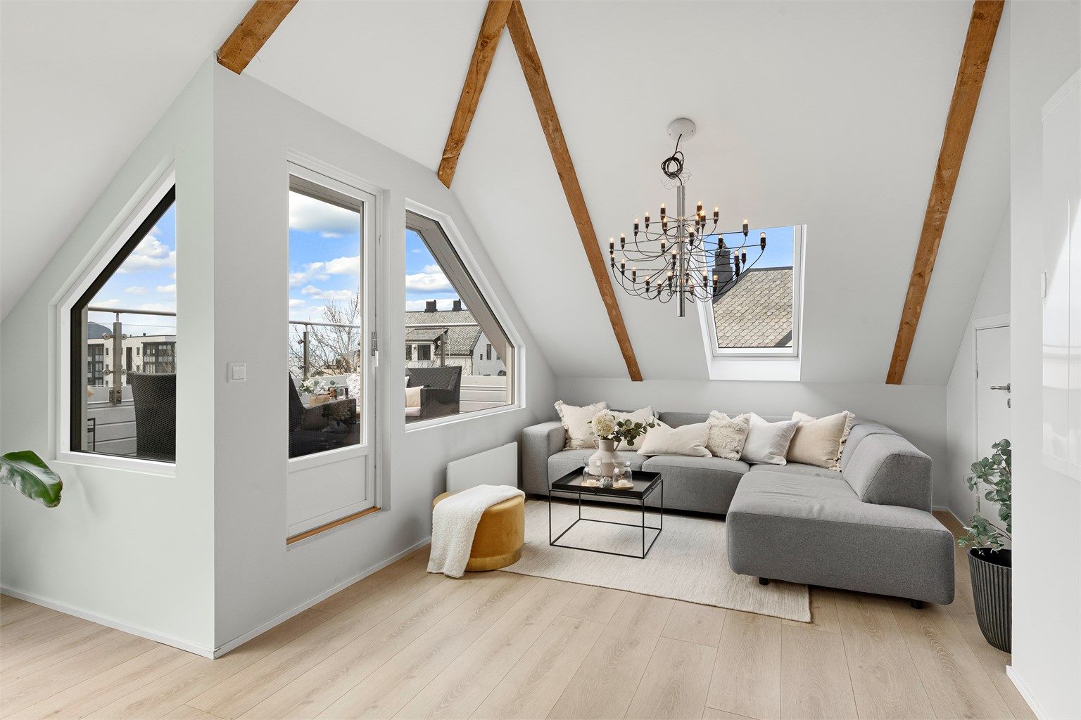 Stuen har flere møbleringssoner, med en egen krok for sofagruppe.