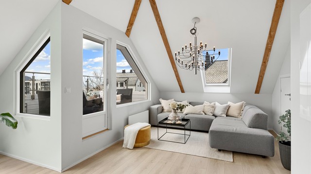 Stuen har flere møbleringssoner, med en egen krok for sofagruppe.