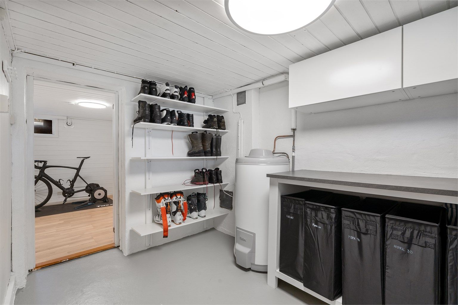  Betonggulv og malte betongvegger. På vaskerom ble det lagt om fra kobber til rør i rør til vask og vaskemaskin i 2024, utført av Midbøe AS.